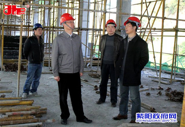 紫阳县县长梁涛莅临和平茶厂指导工作