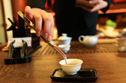 取茶注意事项之切记用手抓茶叶-和平茶业
